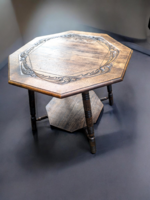 Antik stílusú nyolcszögletű historizáló kisasztal.