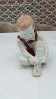 Aquincumi porcelán cipőt fűző fiú, hibátlan állapotban