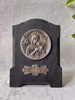Szűz Mária Kisjézussal, angyalokkal körülvéve fém domborműves plakett dióra pácolt fa táblán