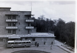 Régi fotónegatív kocka MÁVAUT busz Kékestető Állami Gyógyintézet előtt 1960-as évek 260401-2