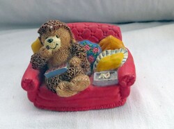 Régi vintage kerámia barna mackó piros kanapén ül