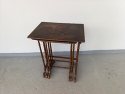 Antik asztalsor 3 darab fa összetolható festett kis asztal sor sérült javítandó hiányos 937 6618