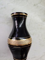 Különleges "Fekete Ametiszt" Üvegváza – Aranyozott, rücskös díszítéssel – 21 cm