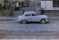 Régi fotónegatív Moszkvics 407 falusi ház előtt 260401-2