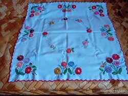 RÉGI FEHÉR HÍMZETT KÉZIMUNKA KÖRBESZEGETT  ASZTALTERÍTŐ,  MÉRETE.74 X 74, CM