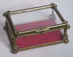 Bronzból készült, oldalain és tetején üvegezett, doboz, ékszertartó