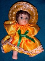 Retro BABAHÁZAS nagyon szép keze-lába mozgó apró selyem ruhás porcelán játék baba 10 cm