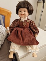 Biszkvit porcelán fejű, lábú és kezű hibátlan baba csodaszép szempillával, csinos ruhában, ülve 30cm