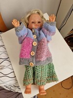 Baba egyedi kötött ruhában, a teste kemény anyagból készült, pislogós magassága 45cm