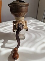 Vintage fali fém kávédaráló magassága 16cm szélessége 8cm a kávé adagoló 8cm átmérőjű, ép üveg tartó