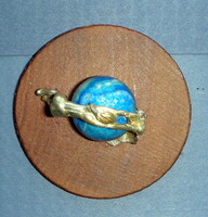 Ezust szobor, gorbulet Lapison