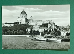 'Dömös' gőzhajó ,Esztergom Fő székesegyház kikötőjében