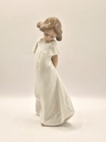 Lladro Nao kislány hálóingben 20cm