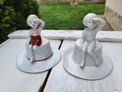 Alba Iulia porcelán_kalapjukon ülő gyerekek párban
