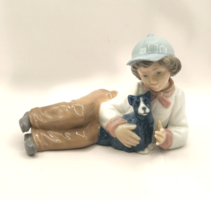 Lladro Nao fekvő kisfiú kiskutyával