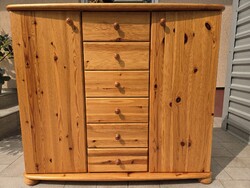Eladó egy ANIKÓ 6 fiókos, 2 ajtós nagy méretű fenyő komód. RS bútor.  Bútor nagyon szép,ÚJSZERŰ  áll