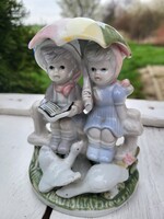 Vintage porcelán mesefigura_kerítésen ücsörgő gyerekek esernyővel, libákkal