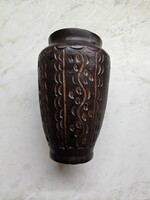 Ilyés Mihály (Korond) – Sötétbarna, vésett kerámia váza –-18 cm