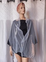 Szépséges hímzett / gyöngyözött szürkéskék színű tüll sál