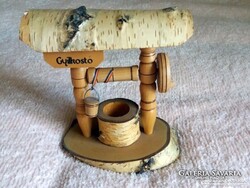 ÁRON ALUL! GYILKOS TÓI EMLÉK! KÉZIMUNKA  FA FARAGÁS KIS KEREKES KÚT VEDÉRREL