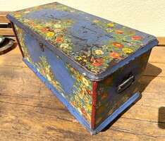 Régi kézzel festett virágmintás rusztikus népi kis láda ládika doboz 1941-ből