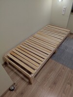 VidaXL tömör fenyőfa kihúzható kanapéágy / ágykeret ráccsal