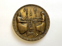GARAMI LÁSZLÓ SZOBRÁSZ (1921-2003) ROKKÁN DOLGOZÓ LÁNYOK, BRONZ FALIKÉP 22 CM