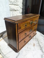 Asztali Copf Komód doboz ékszeres kincses làda 3 fiókos 200 éves bútor kulccsal zárható