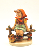 Hummel Goebel porcelán figura TMK4 112 kislány a kerítésen just resting 10cm
