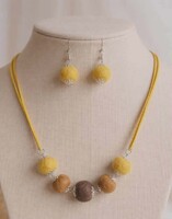 Egyedi kézzel készült nemez ékszerszett: 2cm gyapjúgolyós nyaklánc és fülbevaló valódi bőrrel