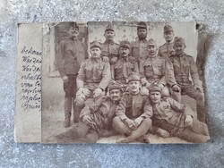 Világháborús hadifogoly levelezőlap fotóval (1917) – Vöröskereszt, katonai csoportkép