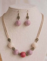 Handmade nemez ékszerszett: terrakotta és púder gyapjúgolyók valódi bőrrel