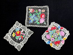 3 db Kalocsai mintával hímzett riselt terítő 16 x 14-16 cm