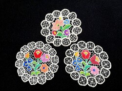 3 db Kalocsai mintával hímzett riselt terítő 14 cm