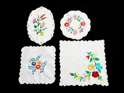4 db Kalocsai mintával hímzett terítő méret a képen
