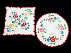 2 db Kalocsai mintával hímzett terítő 25 x 24 és 26 cm