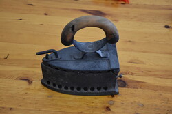 Régi antik öntöttvas faszenes vasaló