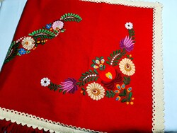 Matyó mintával hímzett falvédő, fali szőnyeg filc anyagon 126 x 71 cm