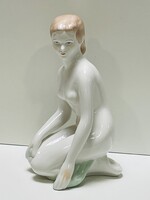 Aquincumi térdeplő nő