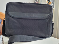 Fekete, új laptop táska, mérete 42x30x6cm, két rekesz elején és hátulján, ami tépőzárral záródik