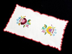 Kalocsai mintával hímzett terítő 39 x 20 cm