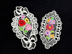 2 db Kalocsai mintával hímzett riselt terítő 23 x 13 és 19 x 10 cm