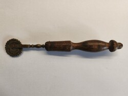 Régi réz derelye vágó fa nyéllel