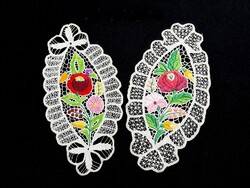 2 db Kalocsai mintával hímzett riselt terítő 29 x 15 cm