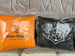 CHAMPAGNE CLUB - Veuve Clicquot Ponsardin hímzett díszpárna szett – 2 db (sárga & fekete, 40×40 cm)