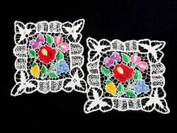 2 db Kalocsai mintával hímzett riselt terítő 17 x 17 cm