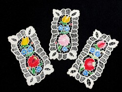 3 db Kalocsai mintával hímzett riselt terítő 19 x 10 cm