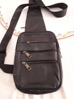 Fekete bőr cipzáros sok zsebes válltáska szabályozható