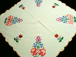 Kalocsai mintával hímzett terítő sárga alapon 70 x 68 cm