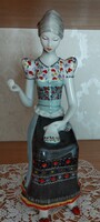 Hollóházi porcelán varrónő